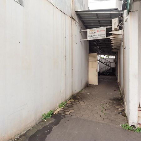 Отель Reddoorz Syariah Near Jatisampurna Hospital Бекаси Экстерьер фото
