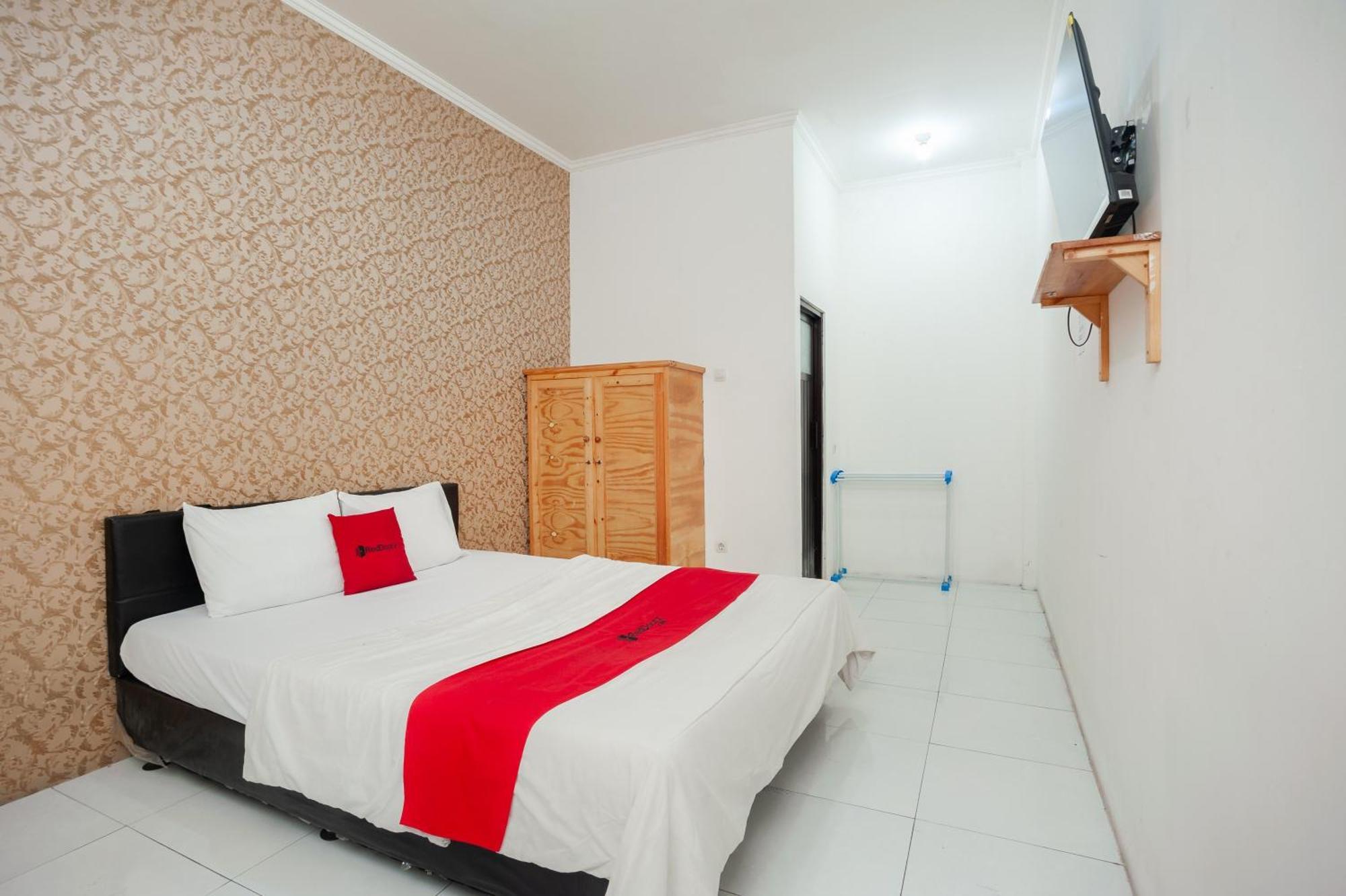 Отель Reddoorz Syariah Near Jatisampurna Hospital Бекаси Экстерьер фото
