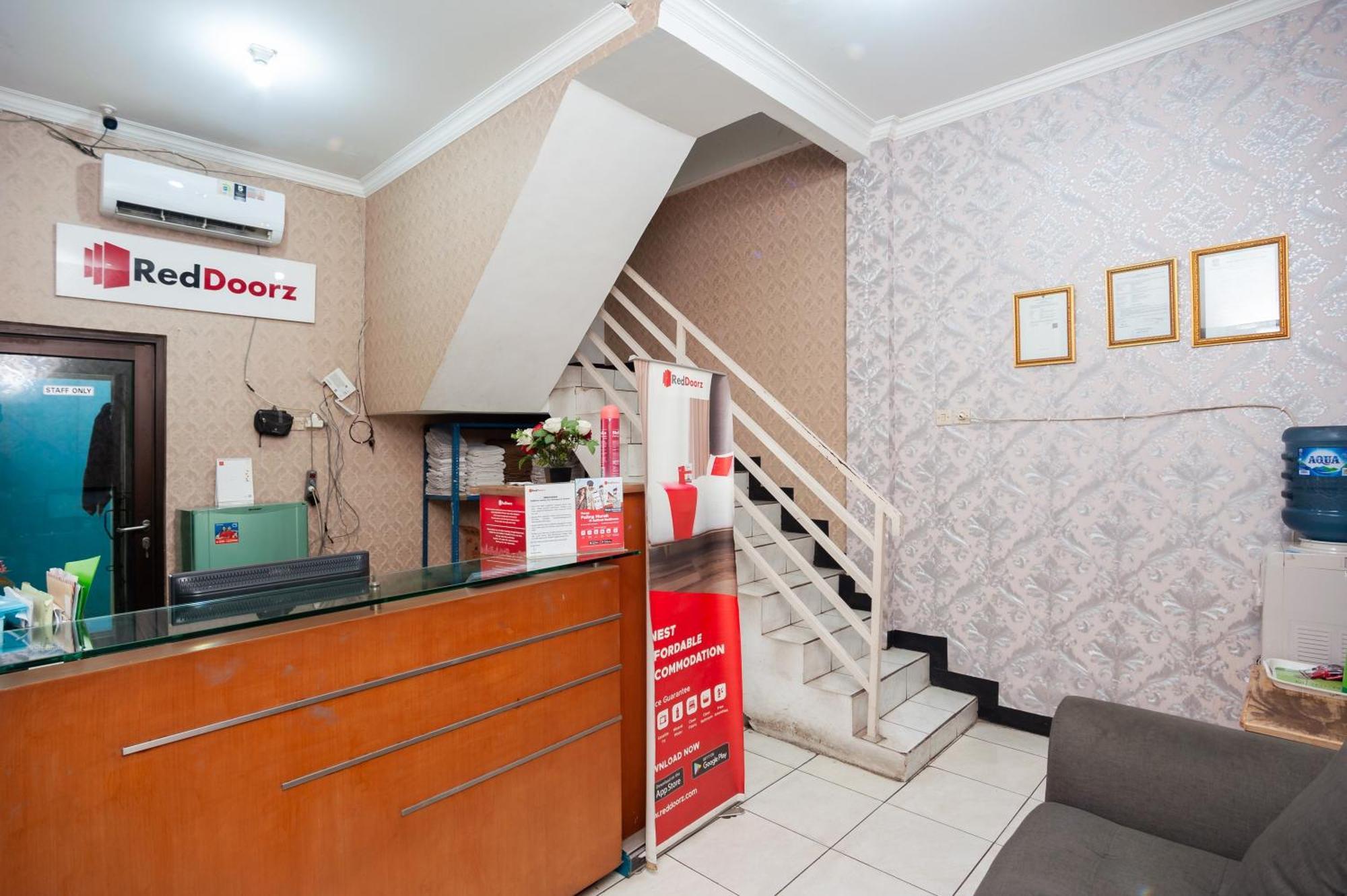 Отель Reddoorz Syariah Near Jatisampurna Hospital Бекаси Экстерьер фото