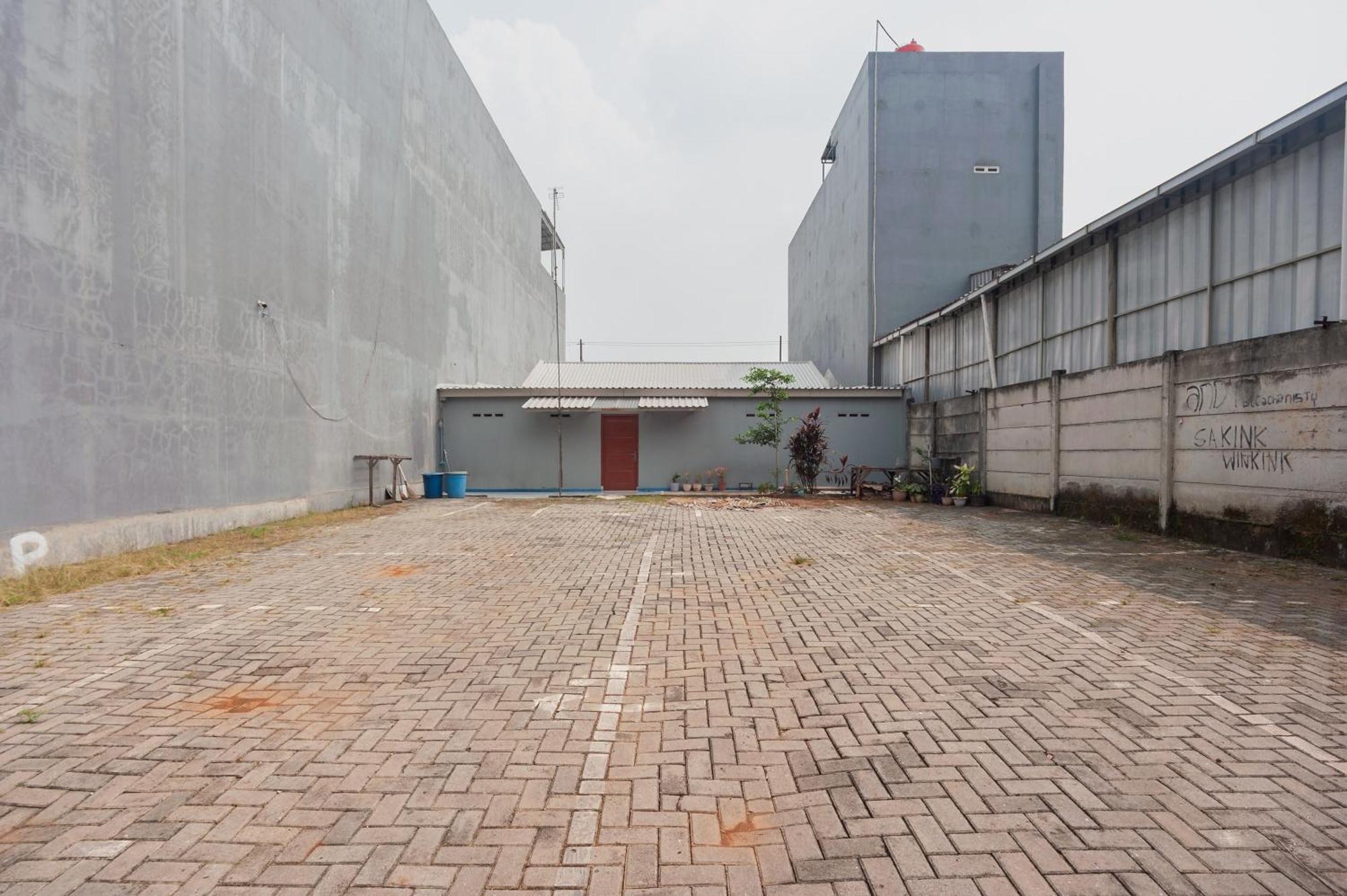 Отель Reddoorz Syariah Near Jatisampurna Hospital Бекаси Экстерьер фото