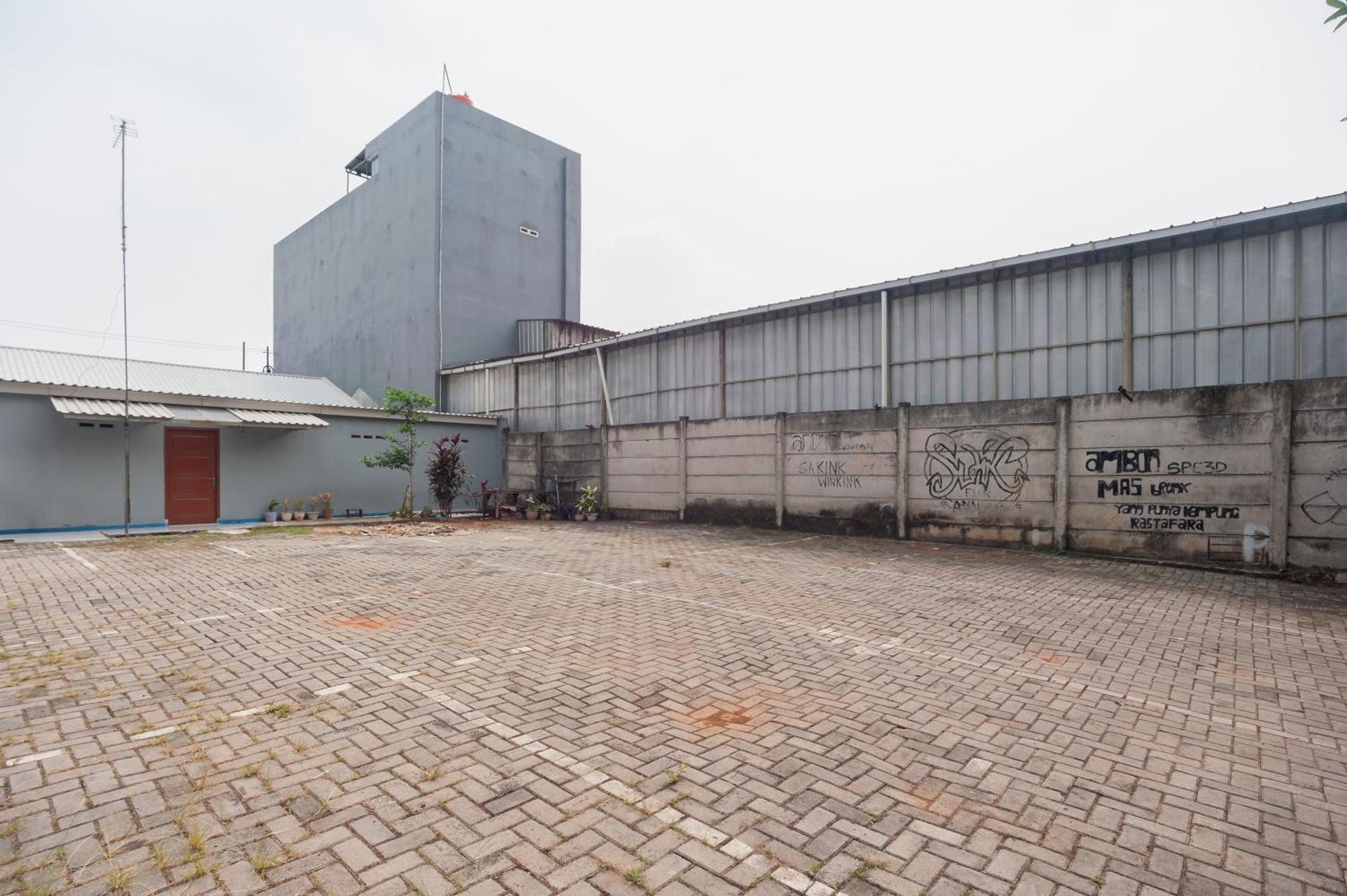 Отель Reddoorz Syariah Near Jatisampurna Hospital Бекаси Экстерьер фото