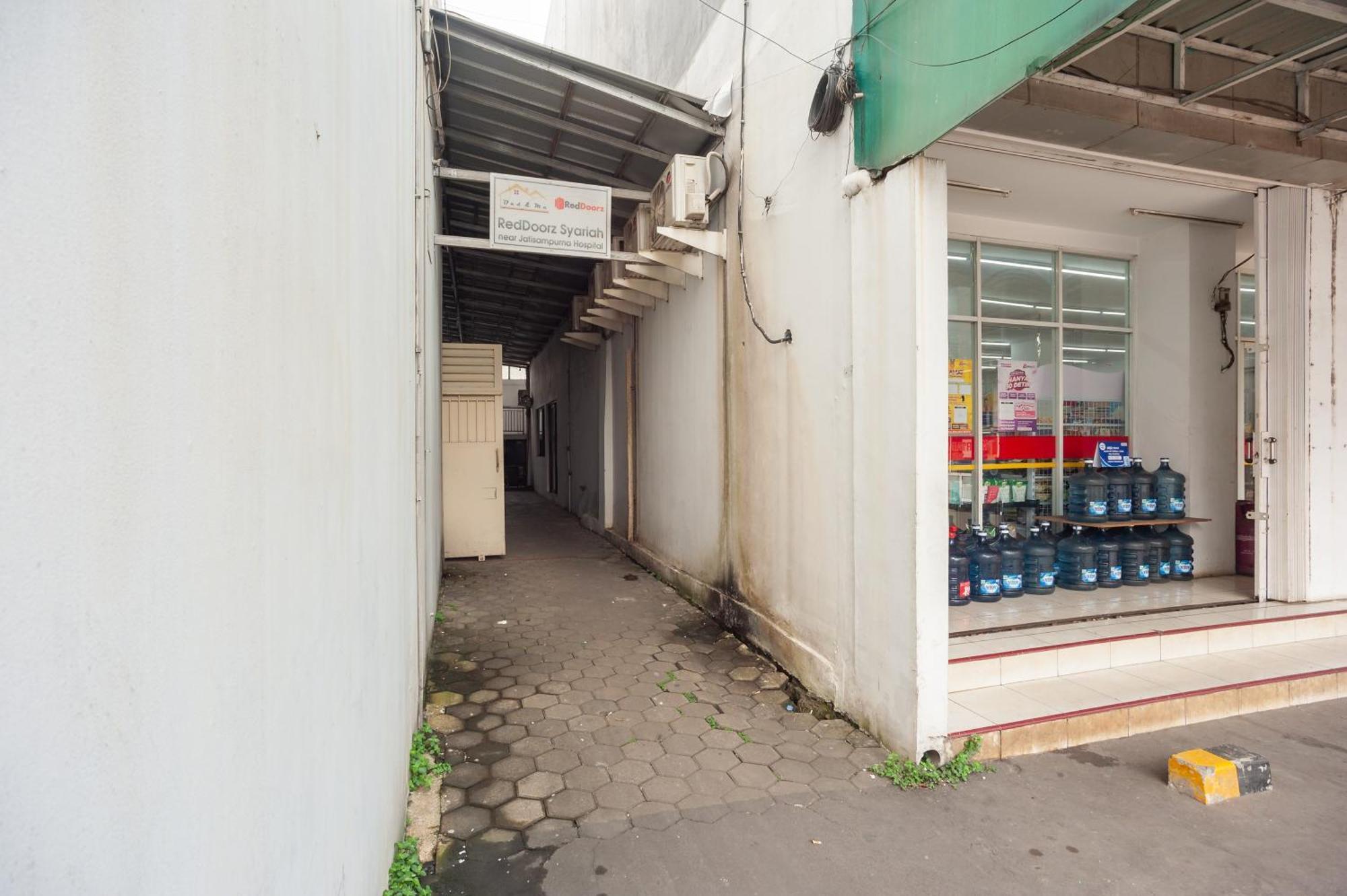 Отель Reddoorz Syariah Near Jatisampurna Hospital Бекаси Экстерьер фото