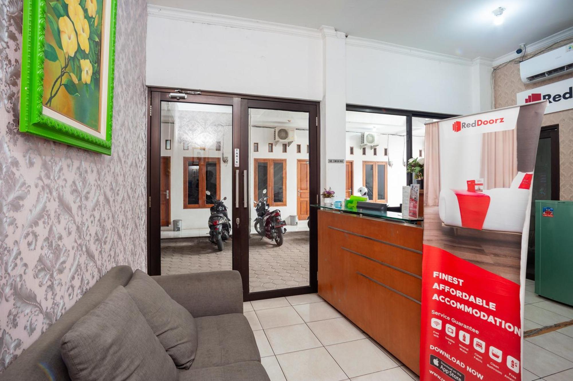 Отель Reddoorz Syariah Near Jatisampurna Hospital Бекаси Экстерьер фото