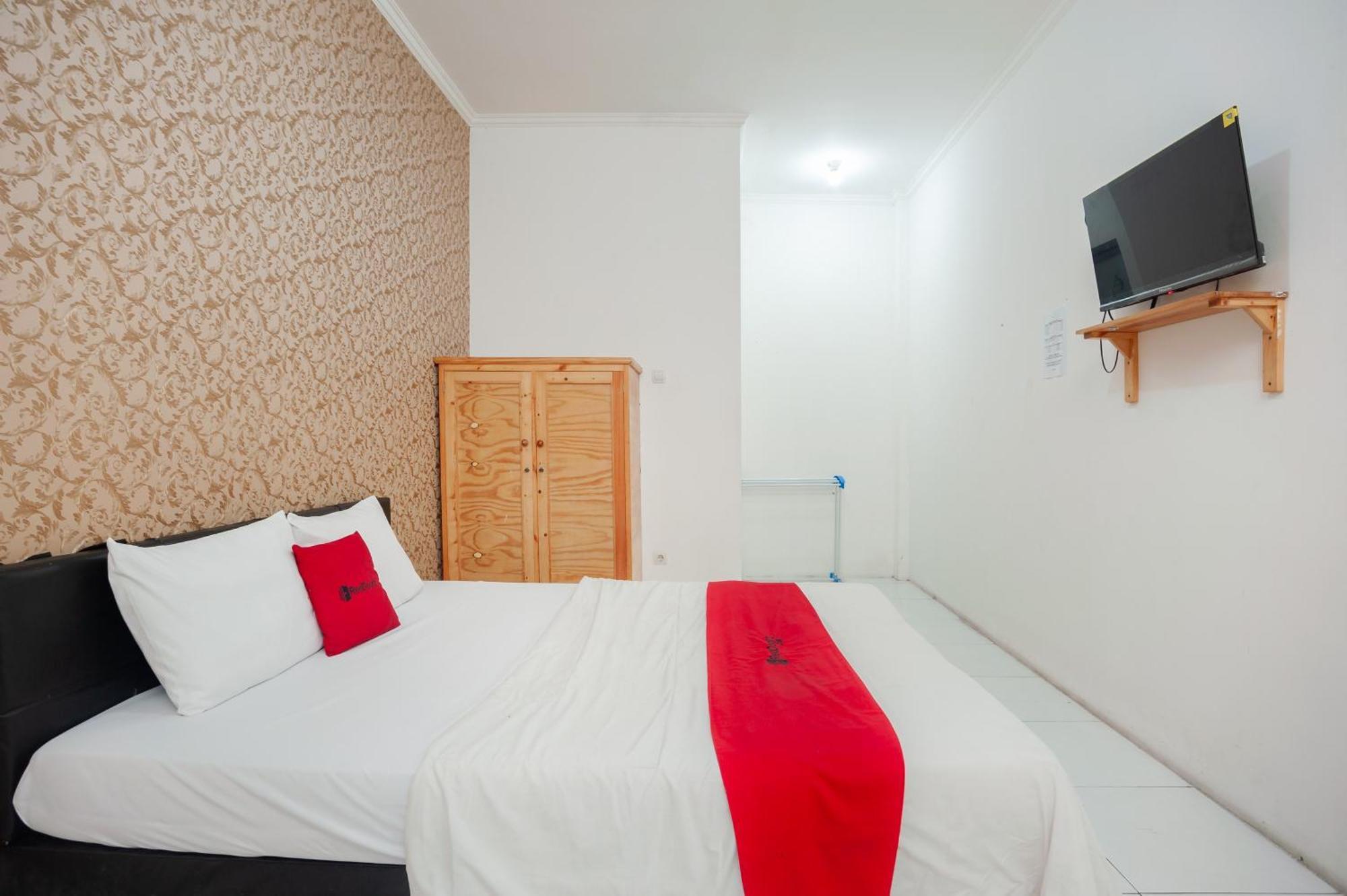 Отель Reddoorz Syariah Near Jatisampurna Hospital Бекаси Экстерьер фото