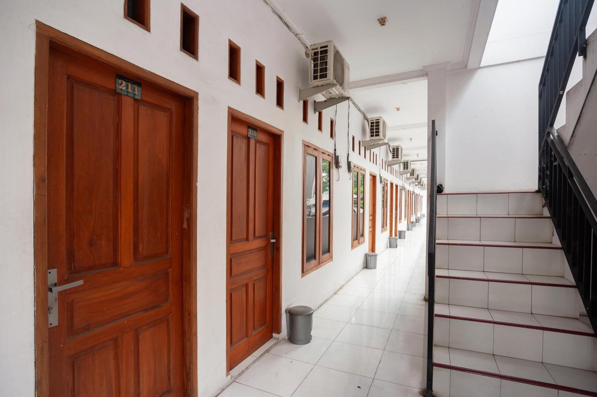 Отель Reddoorz Syariah Near Jatisampurna Hospital Бекаси Экстерьер фото