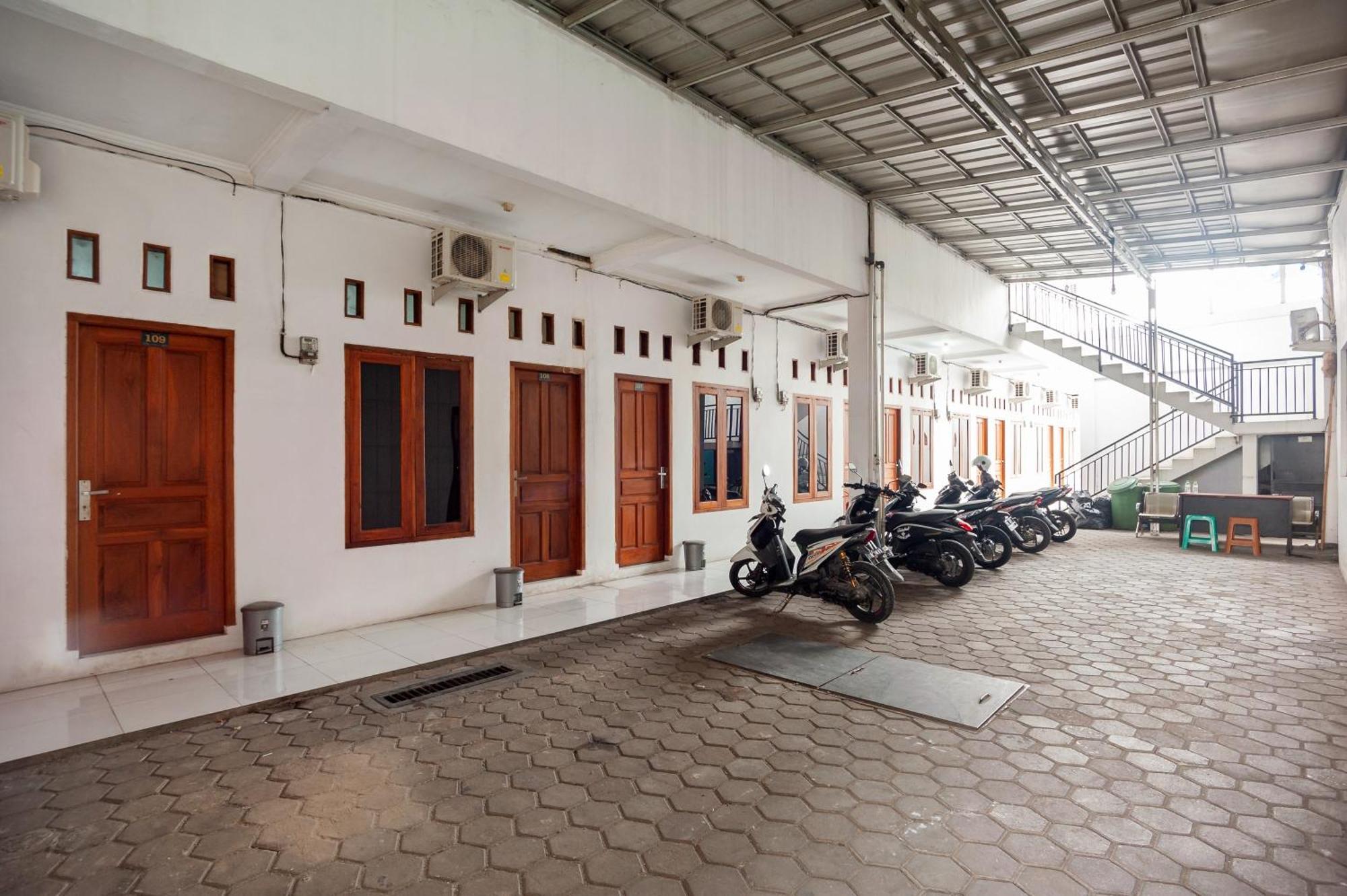 Отель Reddoorz Syariah Near Jatisampurna Hospital Бекаси Экстерьер фото