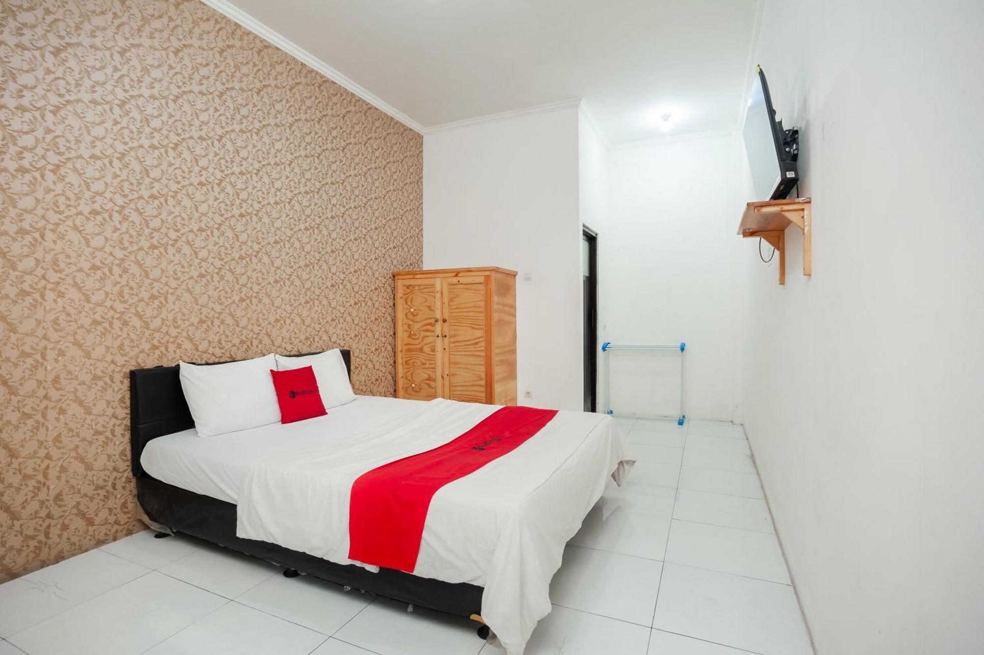 Отель Reddoorz Syariah Near Jatisampurna Hospital Бекаси Экстерьер фото
