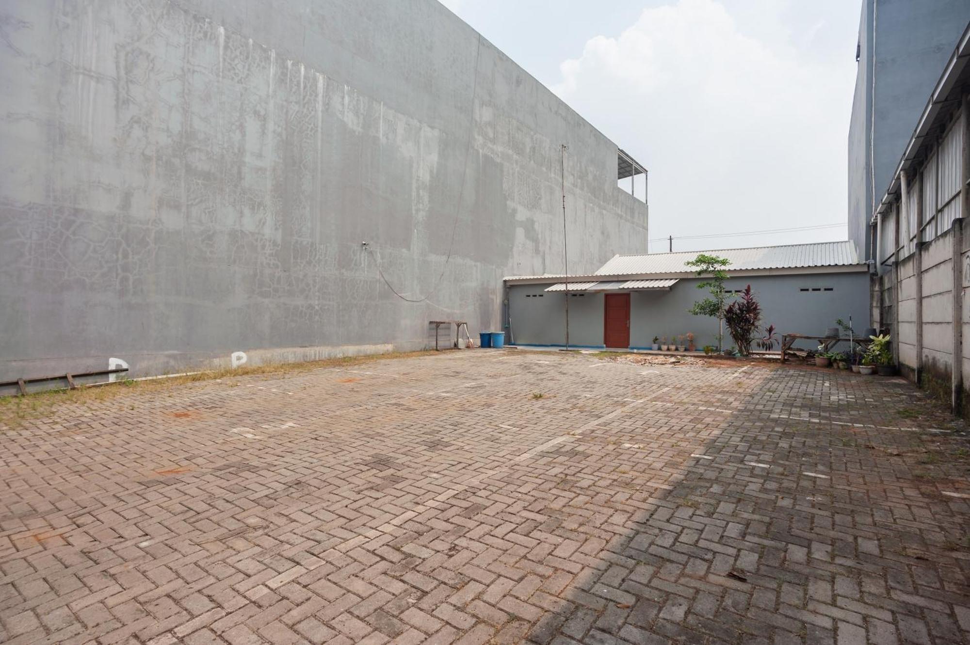 Отель Reddoorz Syariah Near Jatisampurna Hospital Бекаси Экстерьер фото