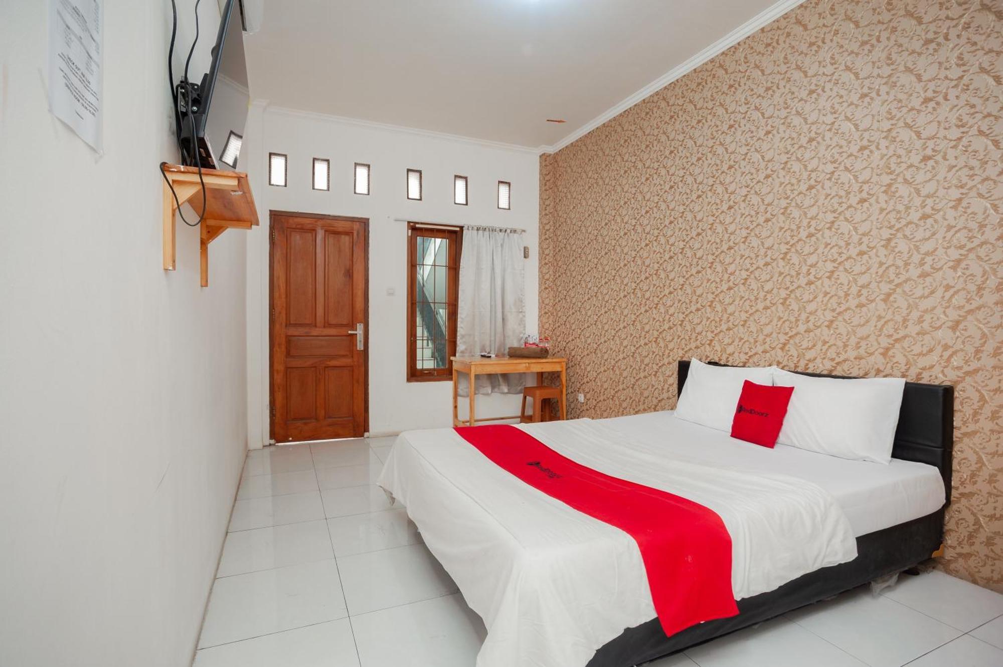 Отель Reddoorz Syariah Near Jatisampurna Hospital Бекаси Экстерьер фото